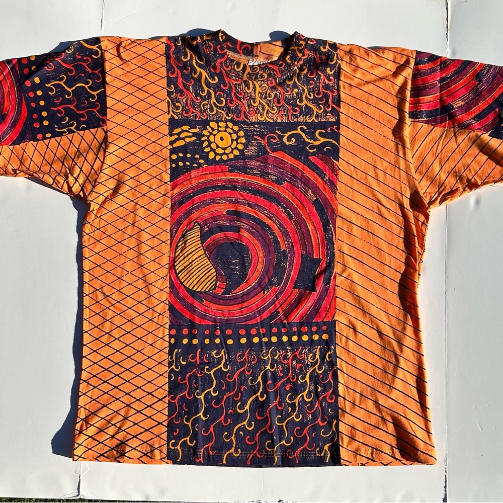 NEW 90’s VINTAGE GEOMETRIC SHORT SLEEVE T-SHIRT